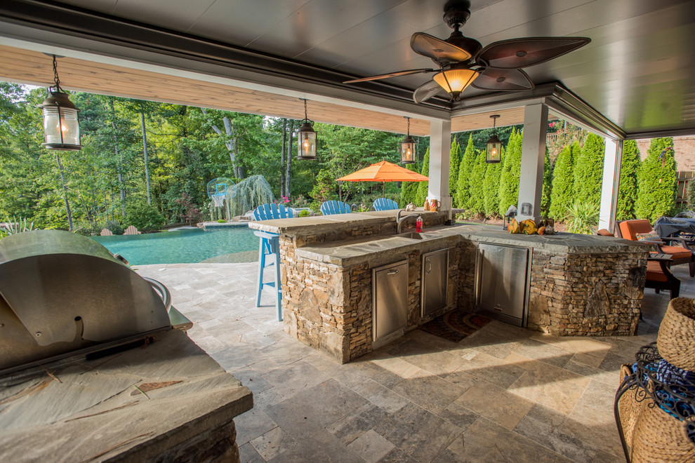 Geräumiger Infinity-Pool hinter dem Haus in individueller Form mit Wasserrutsche und Natursteinplatten in Atlanta