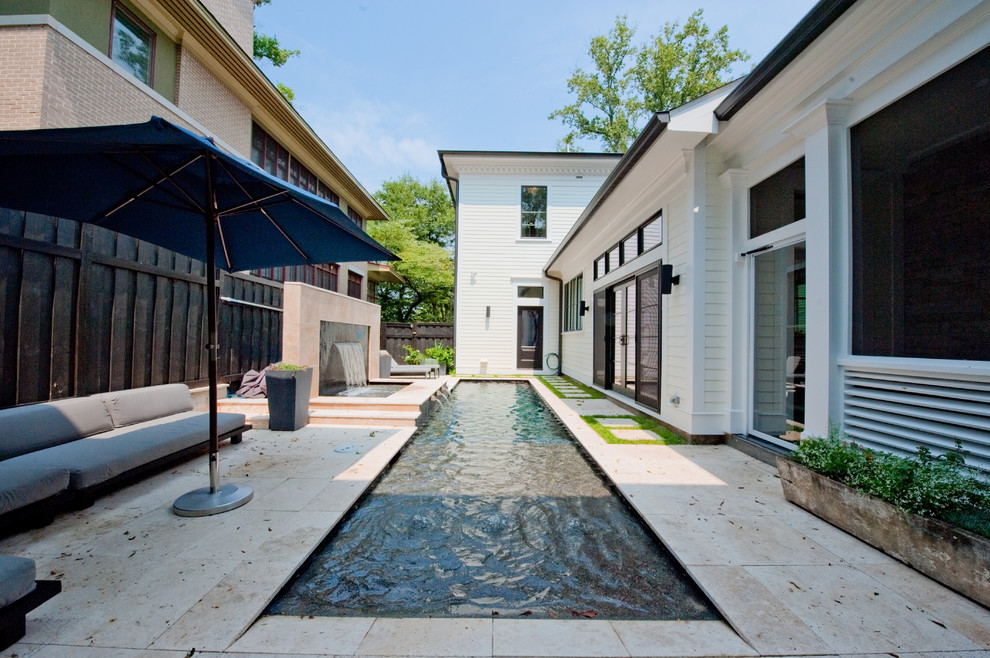 Diseño de piscina con fuente alargada clásica renovada pequeña rectangular en patio lateral con adoquines de piedra natural