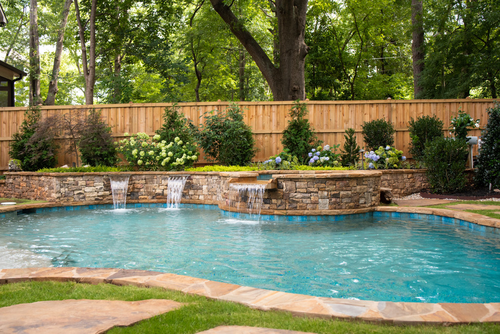Пример оригинального дизайна: маленький бассейн в форме фасоли на заднем дворе в стиле кантри для на участке и в саду