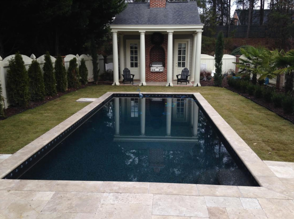 Свежая идея для дизайна: прямоугольный бассейн среднего размера на заднем дворе в классическом стиле с покрытием из каменной брусчатки и домиком у бассейна - отличное фото интерьера