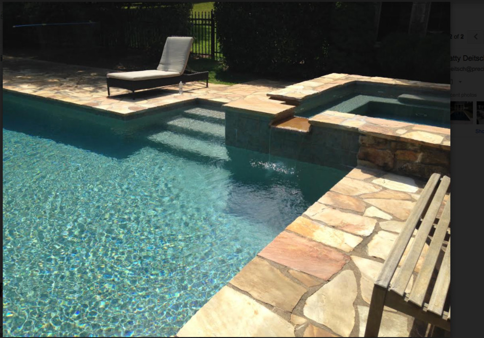 Exempel på en mellanstor klassisk anpassad pool på baksidan av huset, med spabad och naturstensplattor