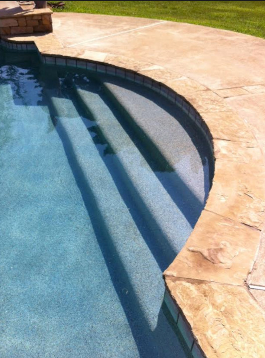Inspiration pour une piscine arrière traditionnelle de taille moyenne et sur mesure avec des pavés en pierre naturelle.