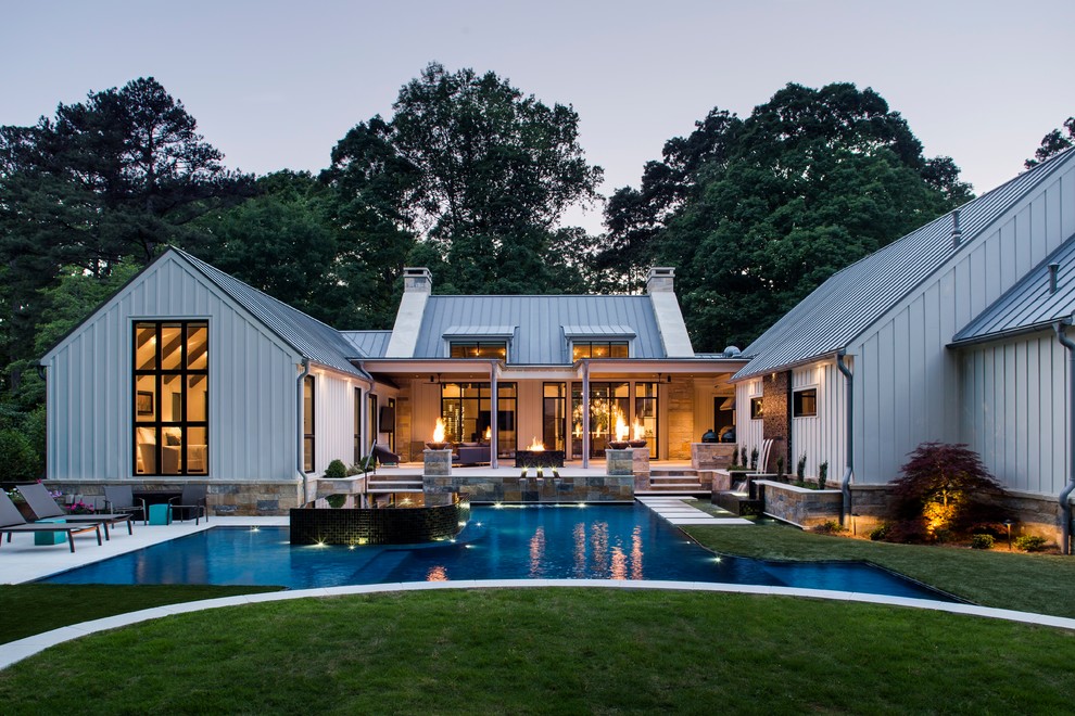 Großer Landhausstil Infinity-Pool hinter dem Haus in individueller Form mit Wasserspiel und Betonboden in Atlanta