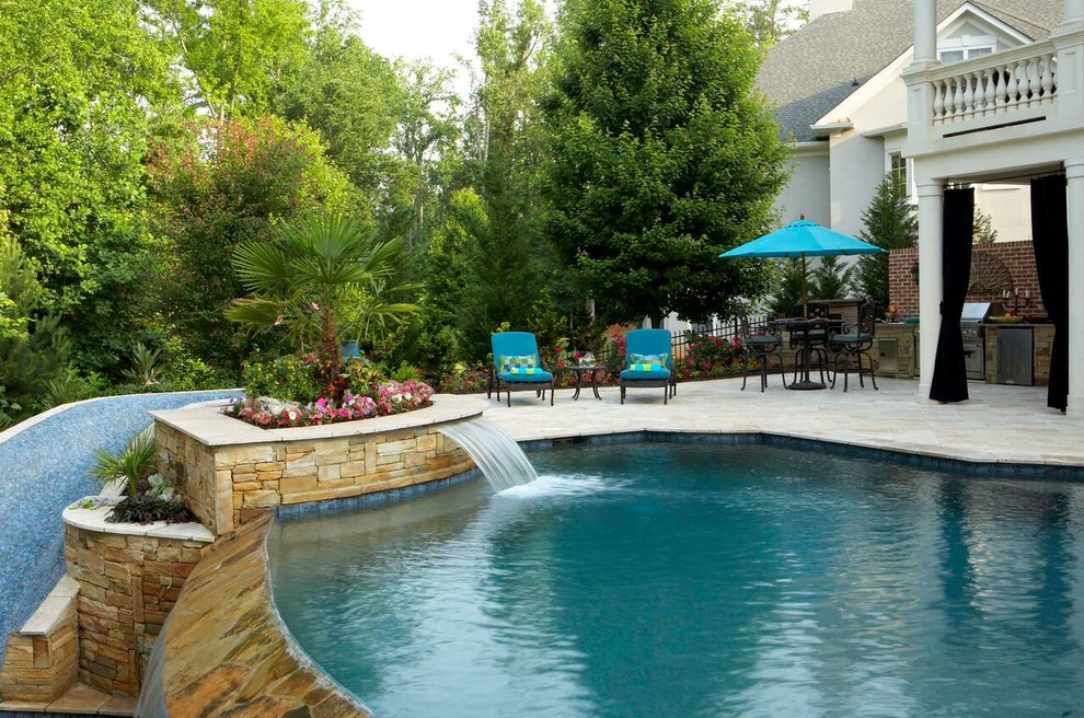 Ejemplo de piscinas y jacuzzis infinitos tradicionales renovados grandes a medida en patio trasero con suelo de baldosas