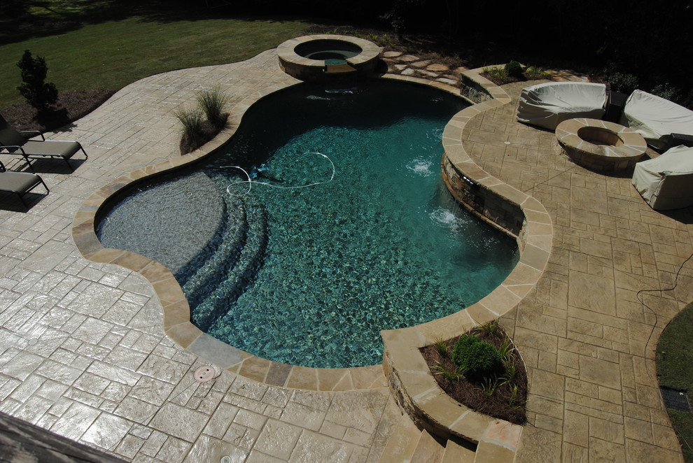 Foto de piscina con fuente natural clásica de tamaño medio a medida en patio trasero