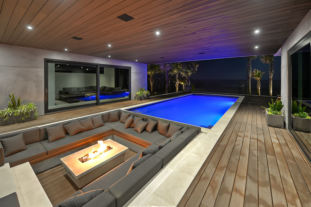 Foto di una piscina a sfioro infinito design rettangolare di medie dimensioni e in cortile con pedane
