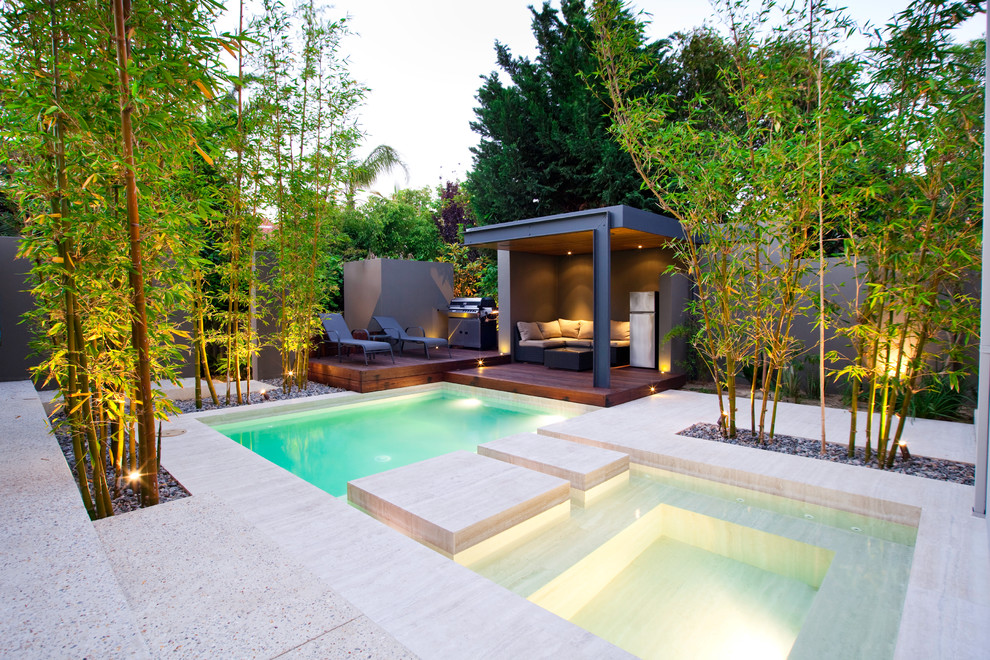 Идея дизайна: прямоугольный бассейн среднего размера на заднем дворе в современном стиле с джакузи