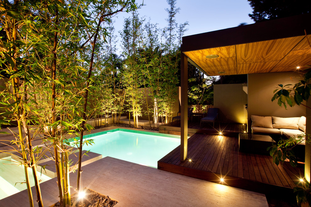 Idee per una piscina contemporanea di medie dimensioni e dietro casa