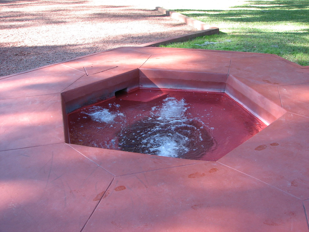 Foto di un'ampia piscina monocorsia minimalista rettangolare nel cortile laterale con una vasca idromassaggio e lastre di cemento
