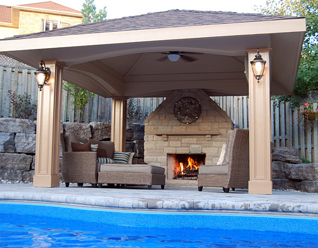 Идея дизайна: бассейн среднего размера, в форме фасоли на заднем дворе в стиле неоклассика (современная классика) с домиком у бассейна и мощением тротуарной плиткой