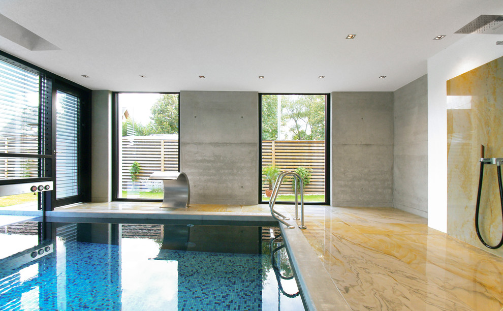 Moderner Pool in individueller Form mit Natursteinplatten in Sonstige
