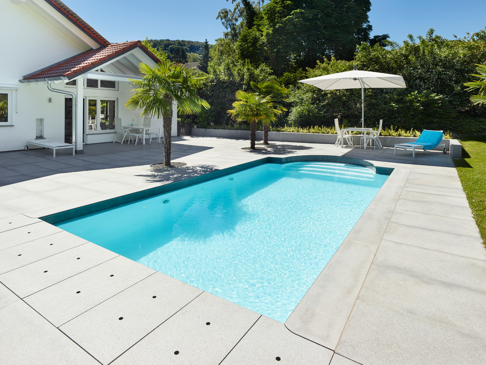 Idee per una piscina mediterranea con pavimentazioni in pietra naturale