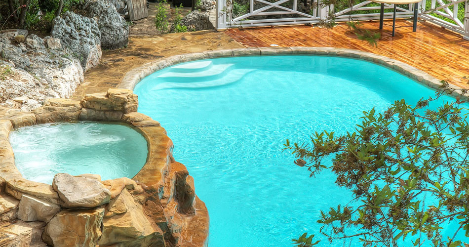 Esempio di una piccola piscina naturale stile rurale personalizzata dietro casa con un acquascivolo e cemento stampato