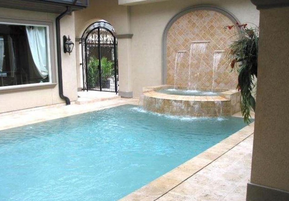 Modelo de piscina con fuente alargada mediterránea de tamaño medio rectangular en patio con suelo de baldosas