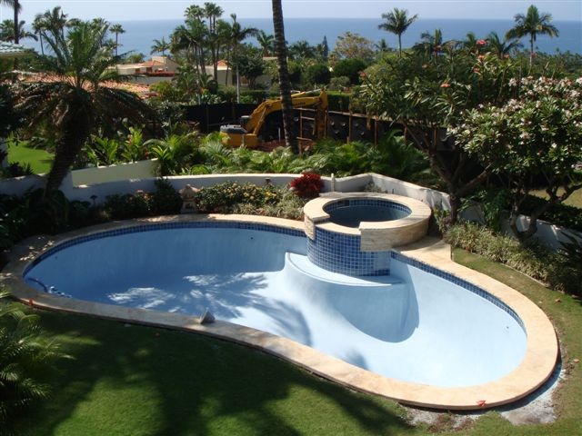 Стильный дизайн: естественный бассейн среднего размера, в форме фасоли на заднем дворе в морском стиле с джакузи и покрытием из плитки - последний тренд