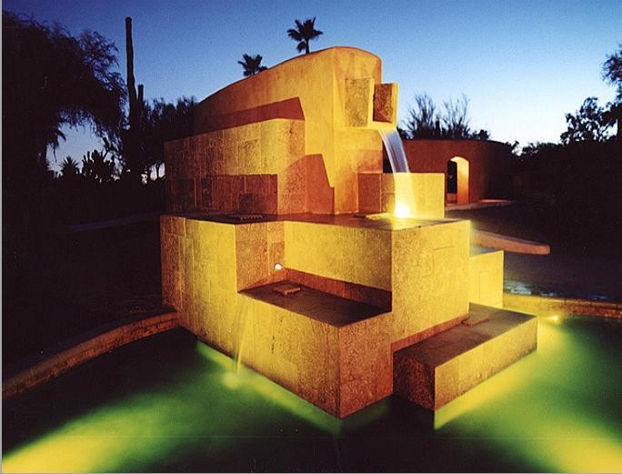 Idée de décoration pour une piscine hors-sol design de taille moyenne et rectangle avec un point d'eau, une cour et des pavés en pierre naturelle.