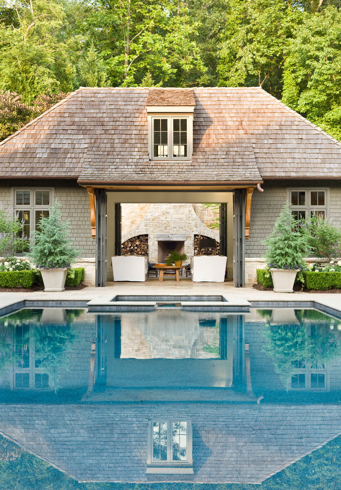 Esempio di una piscina classica rettangolare dietro casa con una dépendance a bordo piscina