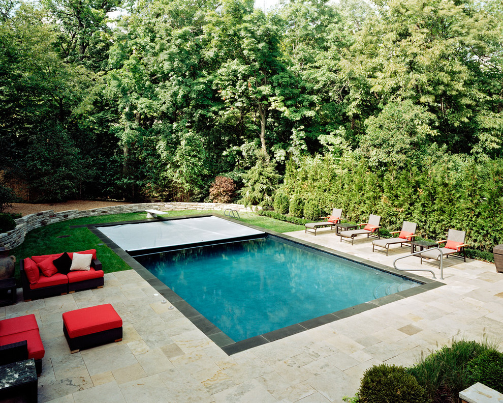 Esempio di una piscina naturale minimal rettangolare di medie dimensioni e dietro casa con una vasca idromassaggio e pavimentazioni in pietra naturale