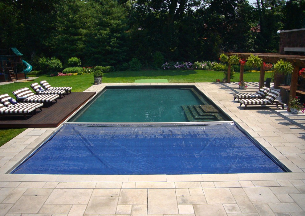 Diseño de piscinas y jacuzzis alargados modernos rectangulares en patio trasero con adoquines de piedra natural