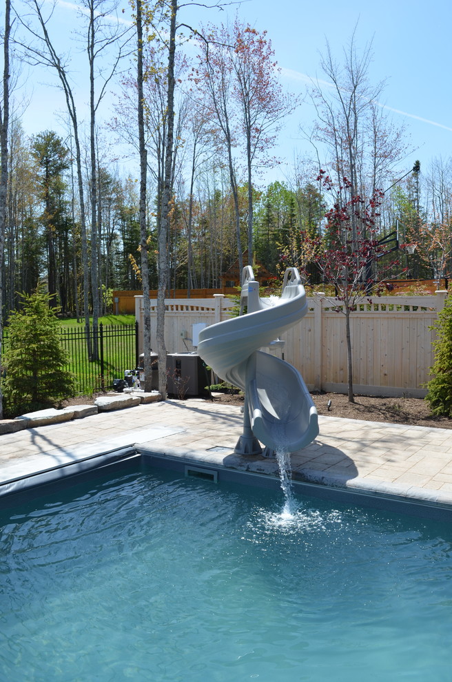 Esempio di una piscina design rettangolare di medie dimensioni e dietro casa con pavimentazioni in cemento