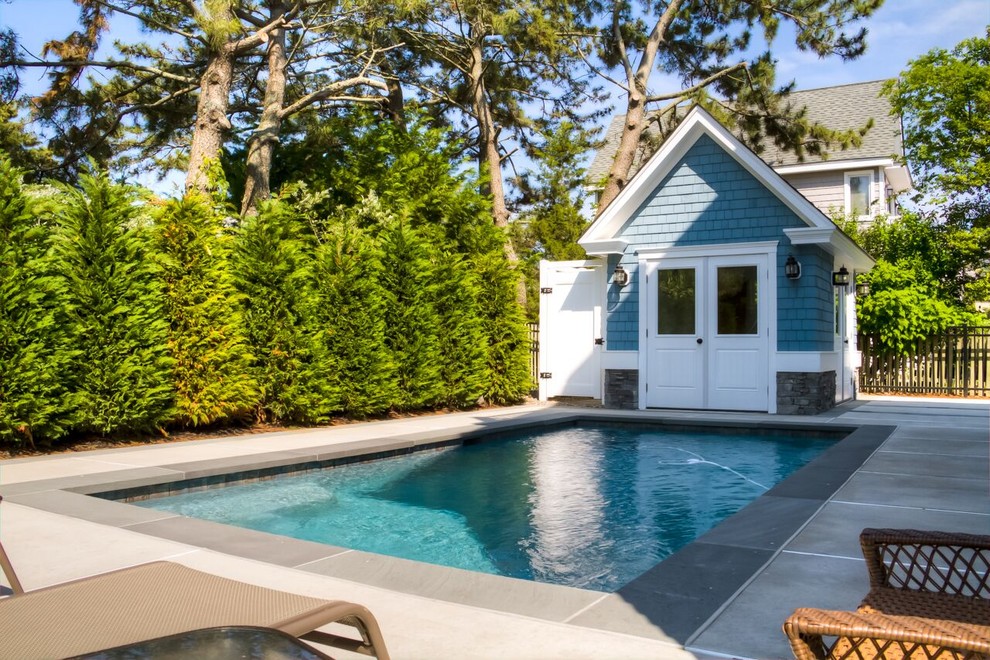 Imagen de casa de la piscina y piscina natural costera de tamaño medio en patio trasero