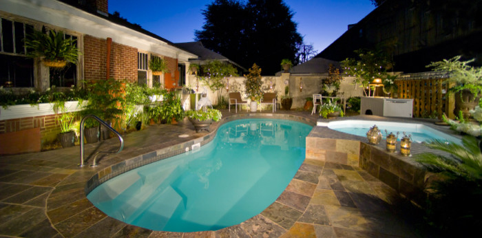 Diseño de piscinas y jacuzzis vintage de tamaño medio tipo riñón en patio trasero con suelo de baldosas