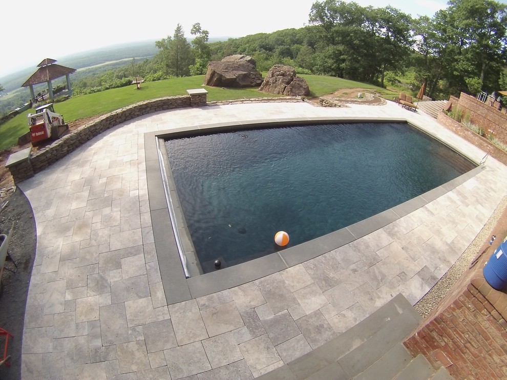 Идея дизайна: большой бассейн произвольной формы на заднем дворе в классическом стиле с покрытием из каменной брусчатки и фонтаном