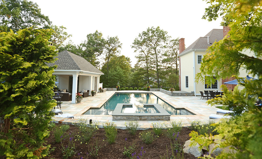 Diseño de casa de la piscina y piscina alargada clásica grande rectangular en patio trasero con adoquines de piedra natural