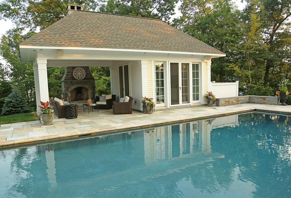 Esempio di una grande piscina monocorsia chic dietro casa con una dépendance a bordo piscina e pavimentazioni in pietra naturale