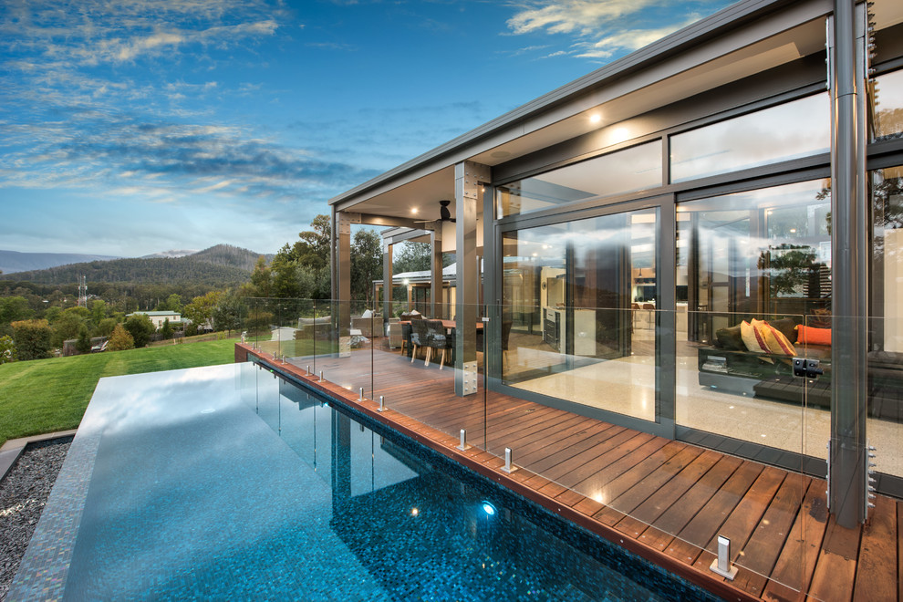 Mittelgroßer, Gefliester Moderner Infinity-Pool neben dem Haus in rechteckiger Form in Melbourne