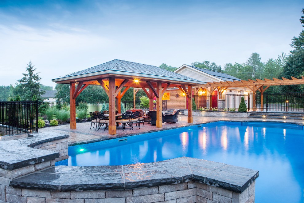 Imagen de piscina con fuente natural clásica grande rectangular en patio trasero