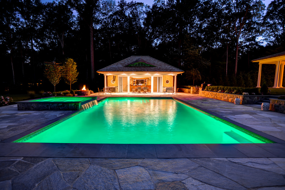 Пример оригинального дизайна: спортивный, прямоугольный бассейн среднего размера на заднем дворе в стиле кантри с джакузи и покрытием из каменной брусчатки