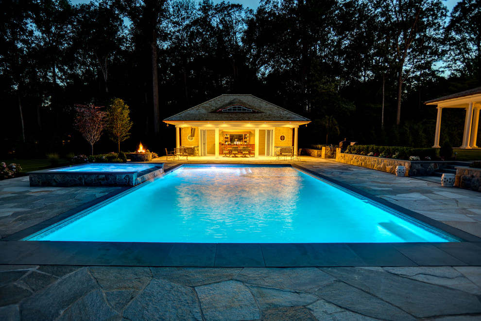 Foto di una piscina monocorsia country rettangolare dietro casa e di medie dimensioni con una vasca idromassaggio e pavimentazioni in pietra naturale