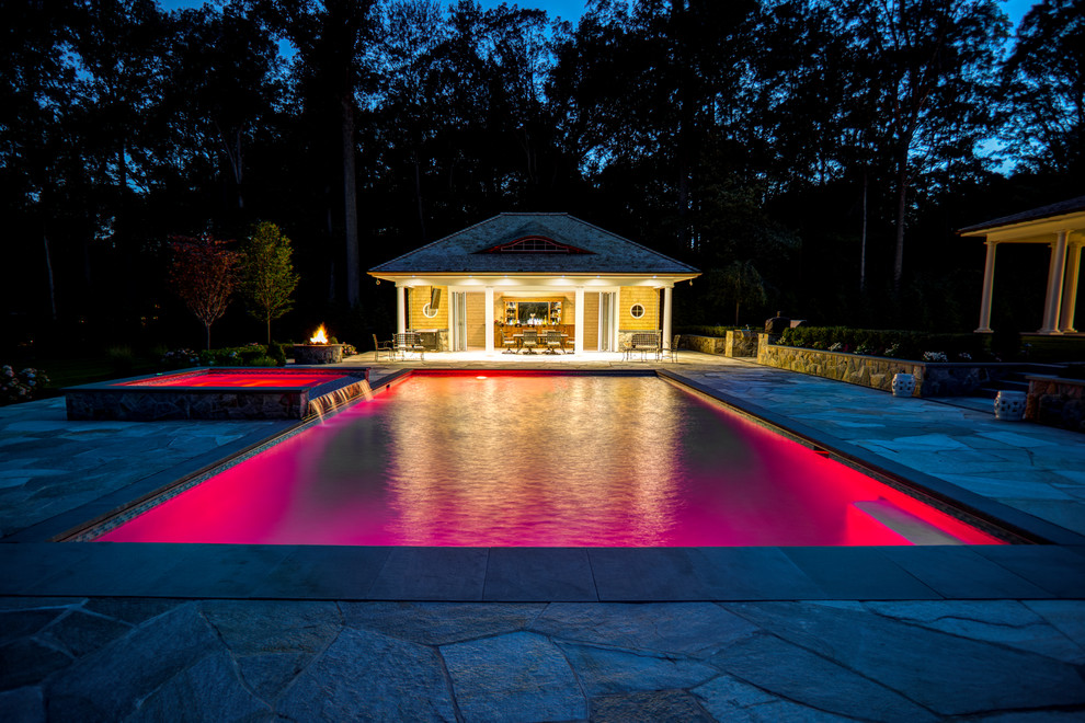 Idée de décoration pour un couloir de nage arrière champêtre rectangle et de taille moyenne avec un bain bouillonnant et des pavés en pierre naturelle.