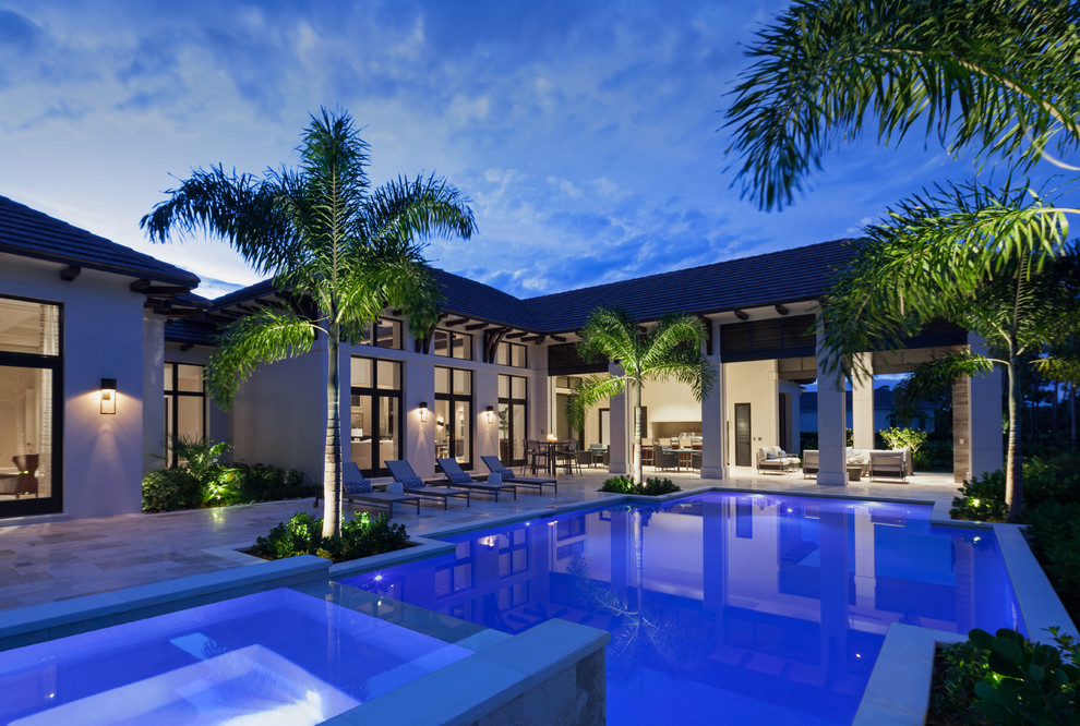 Großer Klassischer Whirlpool hinter dem Haus in rechteckiger Form mit Natursteinplatten in Miami