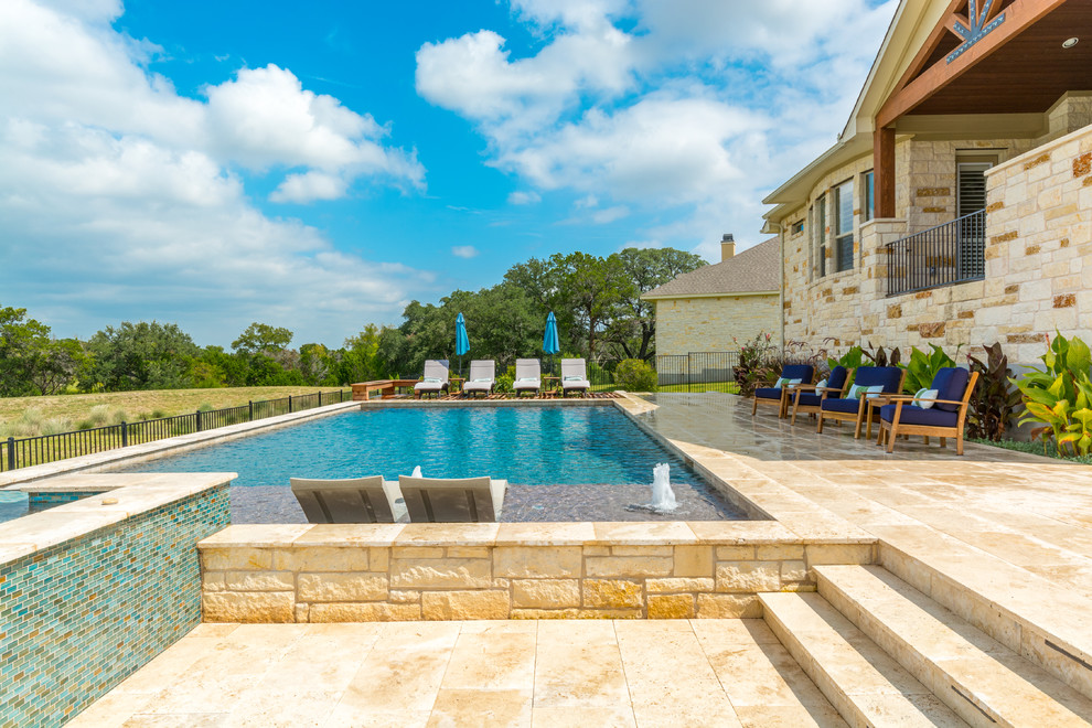 Esempio di una piscina minimal rettangolare dietro casa con pavimentazioni in pietra naturale