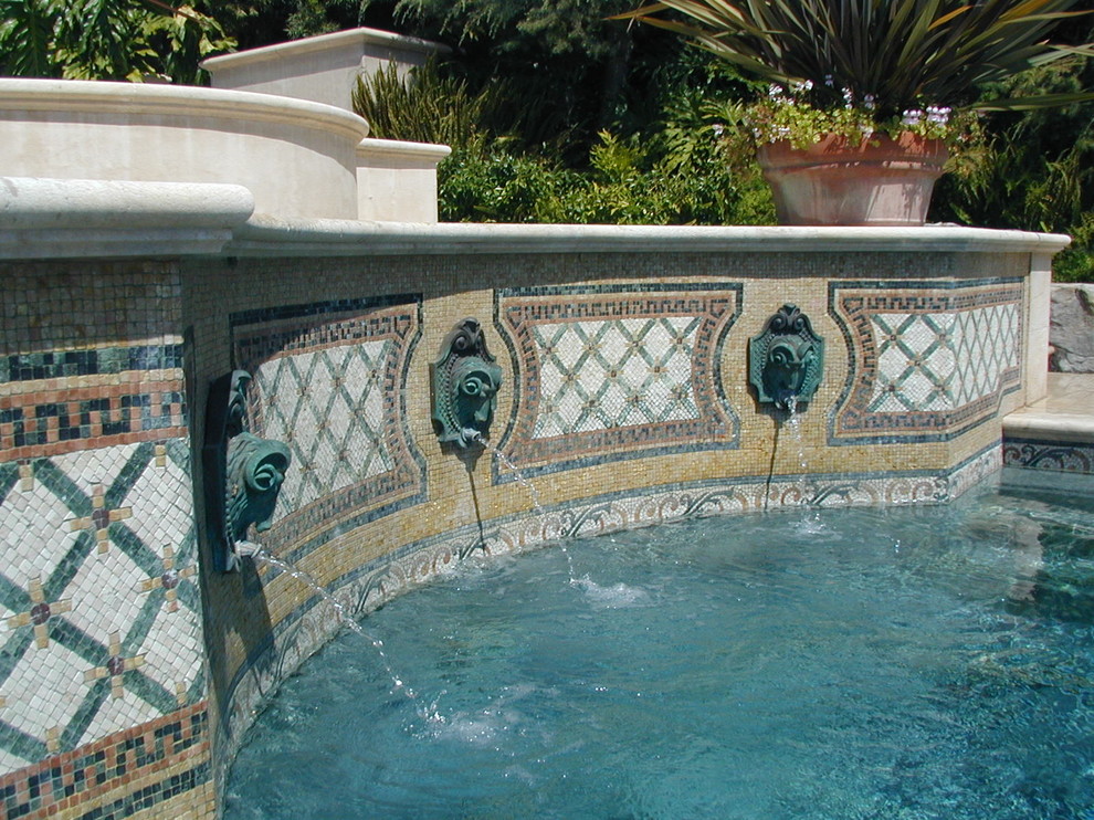 Exempel på en mellanstor medelhavsstil anpassad pool längs med huset, med en fontän