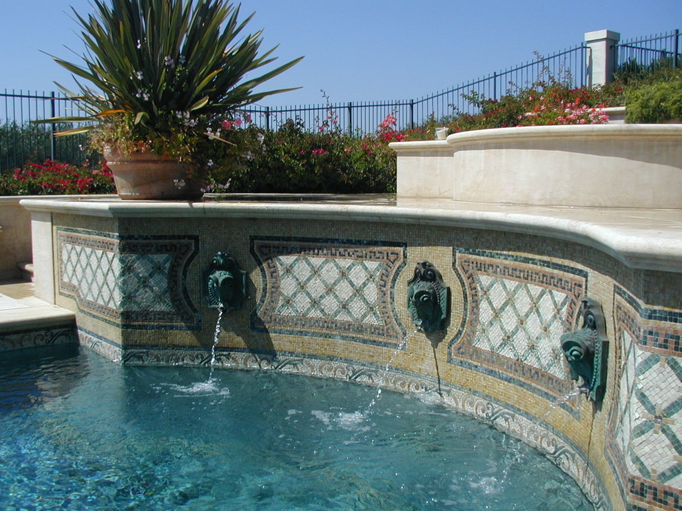 Idéer för att renovera en mellanstor medelhavsstil anpassad pool längs med huset, med en fontän