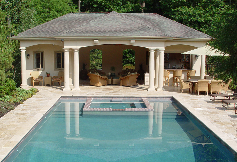 Großes Mediterranes Poolhaus hinter dem Haus in rechteckiger Form mit Natursteinplatten in New York