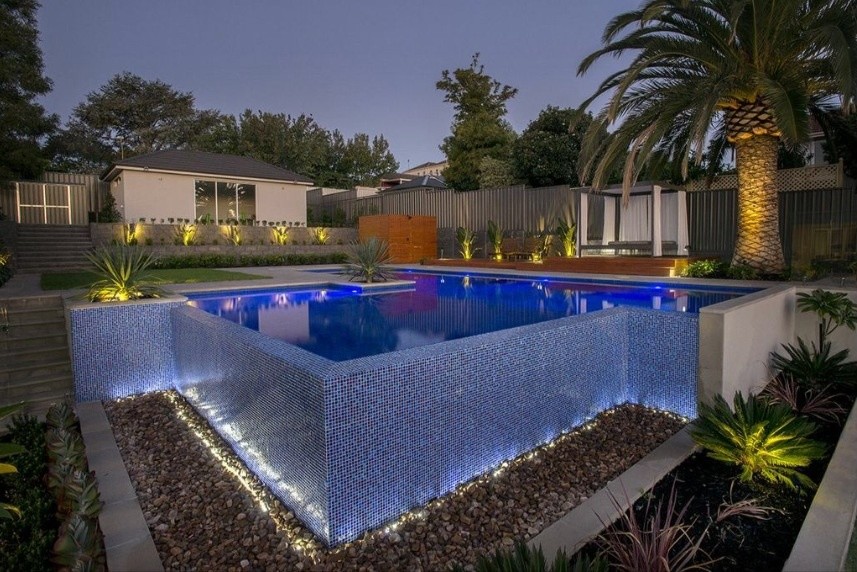 Ispirazione per una grande piscina a sfioro infinito moderna personalizzata dietro casa