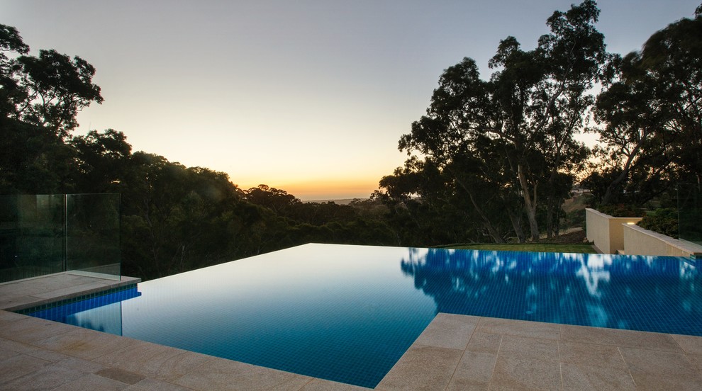 Großer Moderner Infinity-Pool hinter dem Haus in L-Form mit Natursteinplatten in Adelaide
