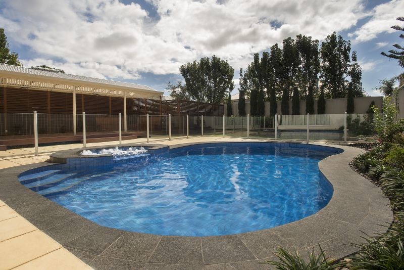 Mittelgroßer Moderner Pool hinter dem Haus in individueller Form mit Betonboden in Adelaide