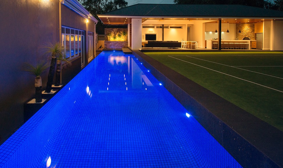 Foto de piscina alargada minimalista de tamaño medio rectangular en patio trasero