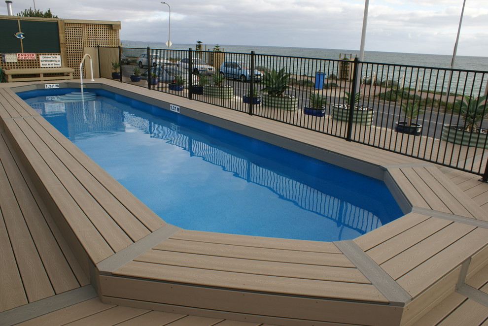 Immagine di una piscina minimalista rotonda di medie dimensioni con pedane