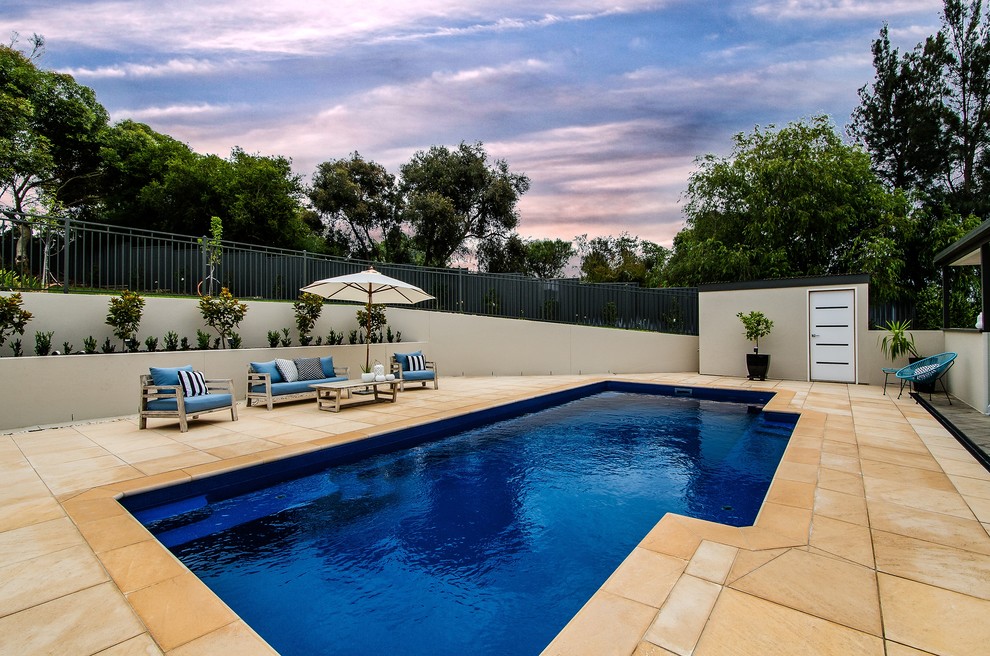 Стильный дизайн: прямоугольный бассейн среднего размера на заднем дворе в морском стиле с покрытием из каменной брусчатки - последний тренд