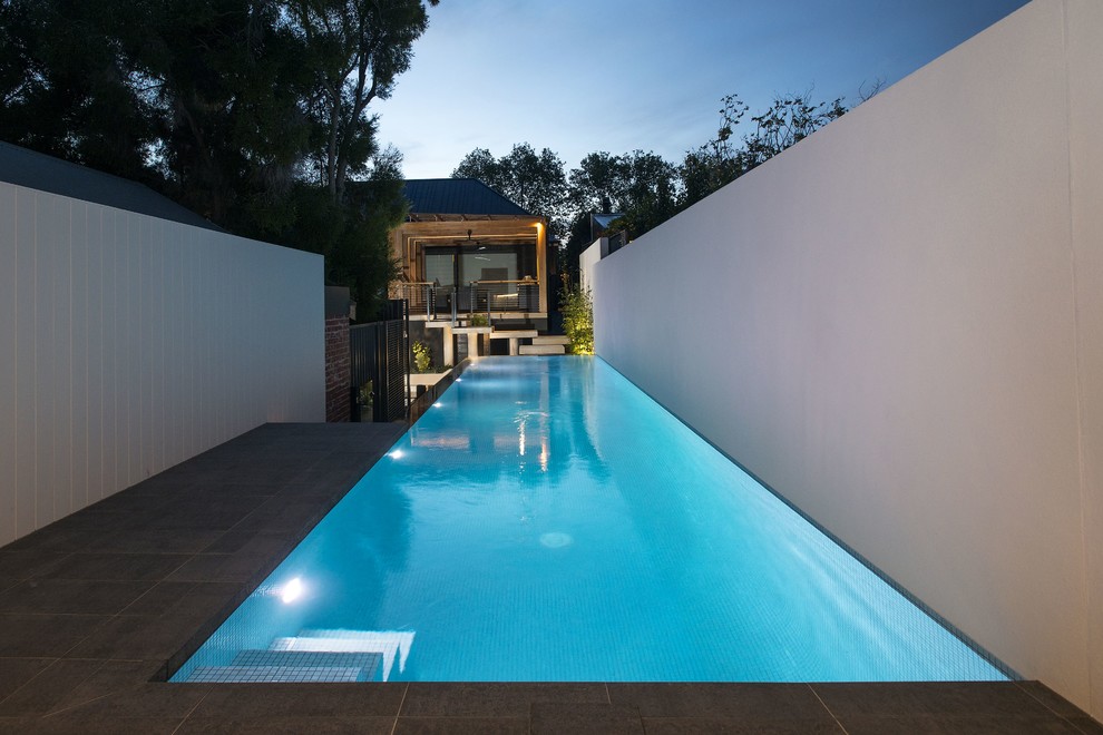 Exemple d'un couloir de nage arrière tendance de taille moyenne et rectangle avec des pavés en pierre naturelle.
