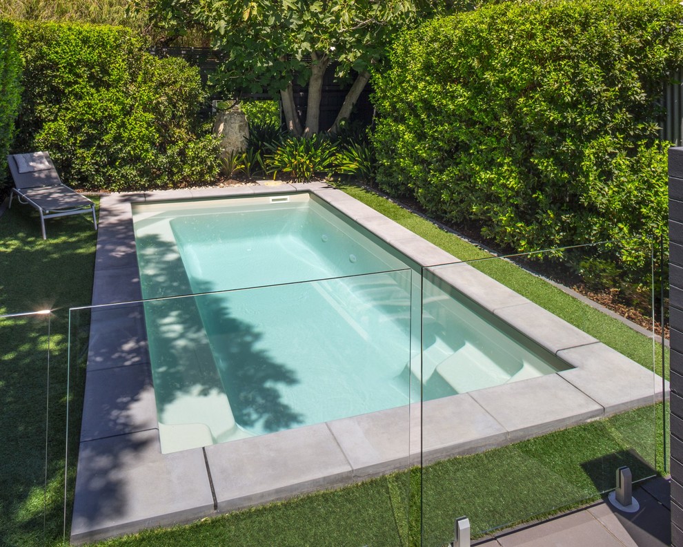 Kleiner Moderner Pool hinter dem Haus in rechteckiger Form mit Natursteinplatten in Adelaide