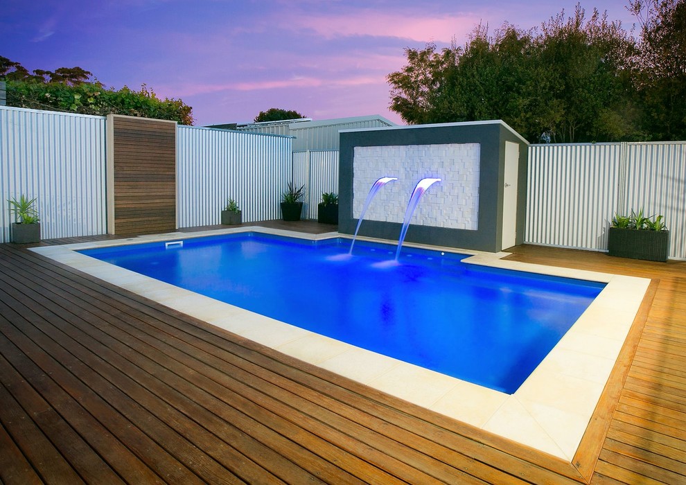 Mittelgroßer Moderner Pool hinter dem Haus in rechteckiger Form mit Dielen in Adelaide