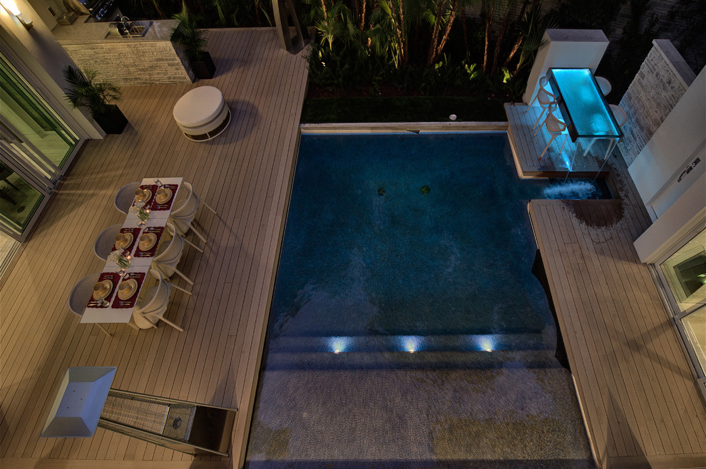 Foto di una piscina minimal rettangolare di medie dimensioni e in cortile con fontane e pedane
