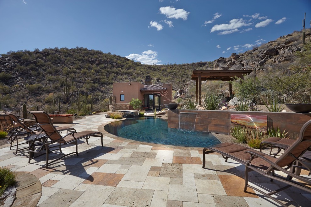 Ispirazione per una piscina american style personalizzata di medie dimensioni e dietro casa con una vasca idromassaggio e pavimentazioni in pietra naturale